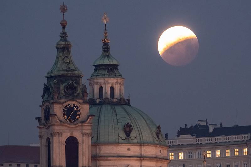 Úplné zatmění Měsíce v centru Prahy 21. ledna 2019