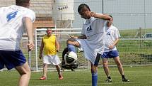 Samaritán Open v Hněvotíně: vítězné tažení fotbalistů K-centra Olomouc zastavili  hráči olomoucké Charity (v oranžovém).