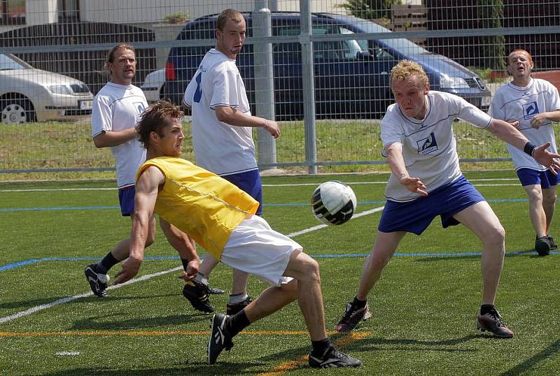 Samaritán Open v Hněvotíně: vítězné tažení fotbalistů K-centra Olomouc zastavili  hráči olomoucké Charity (v oranžovém).