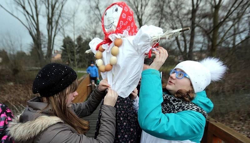 Vynášení zimy ve Velké Bystřici na Olomoucku, březen 2016