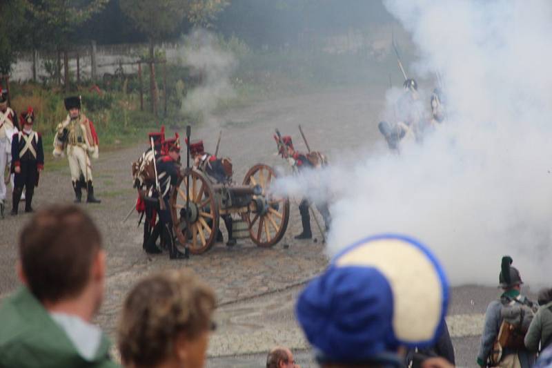 Na Korunní pevnůstce v Olomouci se v sobotu konal čtvrtý ročník vojensko-historického festivalu Olmütz 1813, při kterém 250 uniformovaných účastníků předvedlo divákům ukázku bitvy o dobývání pevnosti Magdeburg v roce 1806.