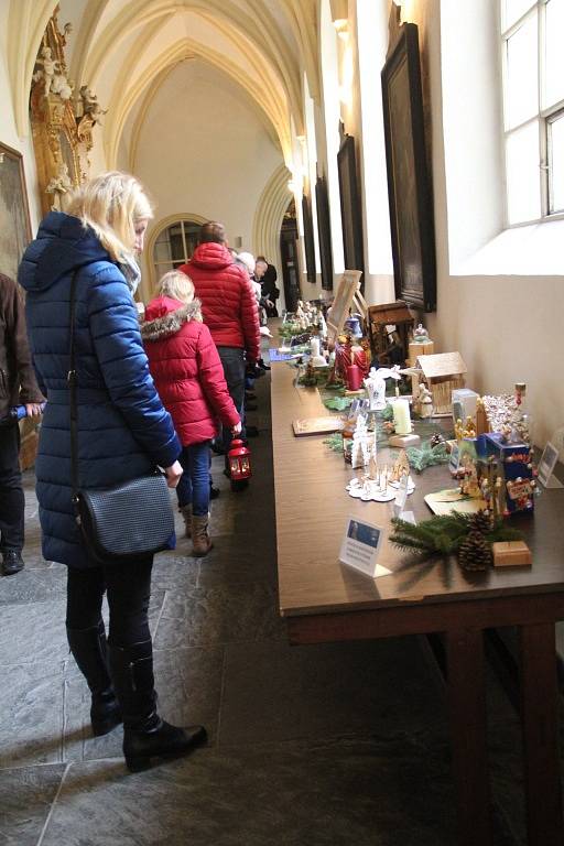 Maličký betlém v oříšku, ale i netradiční z Afriky obdivují lidé, kteří přišli na Štědrý den do Kostela svatého Michala v Olomouci.