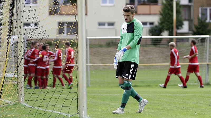 Fotbalisté Nových Sadů (v černo-žlutém) podlehli Ústí 0:7