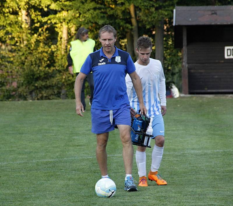 Olešnice (v bílo-modrém) porazila v semifinále Hanáckého poháru Litovel 4:2.