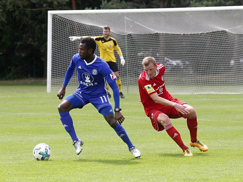 Sigma (v modrém) prohrála s Třincem 2:3. Bidje Manzia