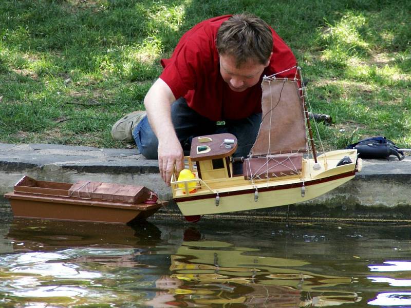 Lodní modely na jezírku ve Smetanových sadech