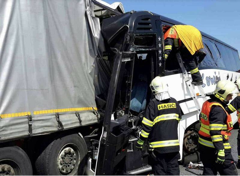 Srážka autobusu a kamionem na D35 u Litovle