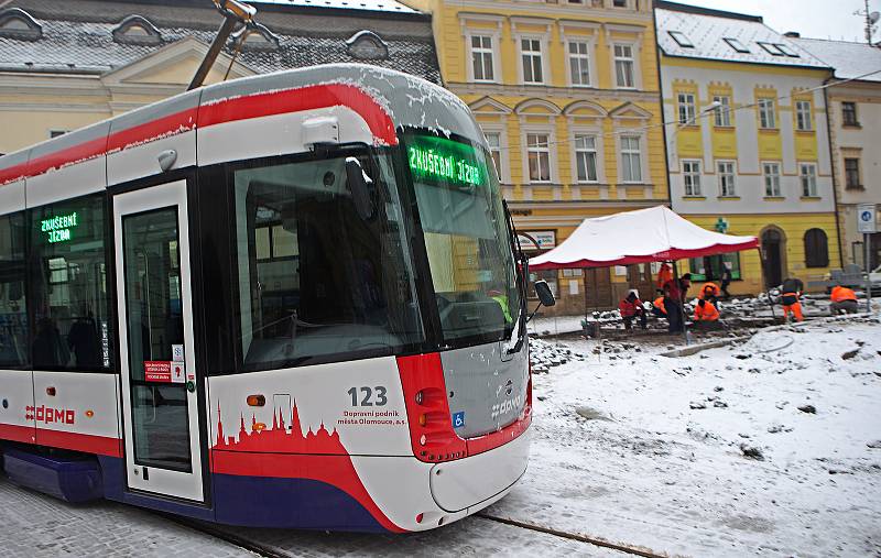 První zkušební jízda tramvají na nově zrekonstruované trati v ulici 8. května v Olomouci. 3. prosince 2020