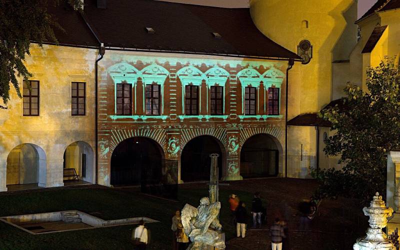 Videomapping na fasádě Arcidiecézního muzea v Olomouci. Festival Vzáří