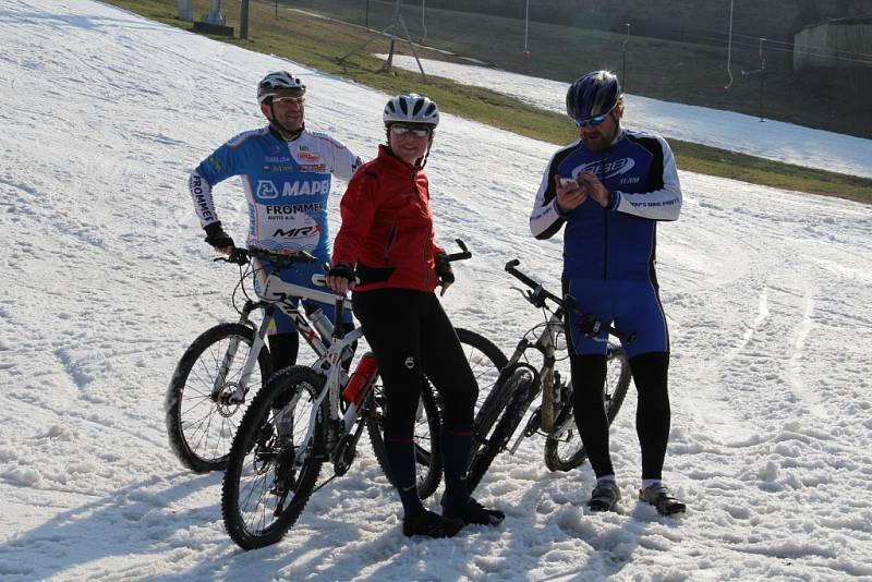 Sobotní lyžování, bobová dráha a zastávka cyklistů v Hrubé Vodě