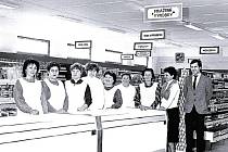 MEZI REGÁLY. Představení prodavaček při zahájení činnosti nákupního střediska Jednoty v Lašťanech v listopadu v roce 1987.