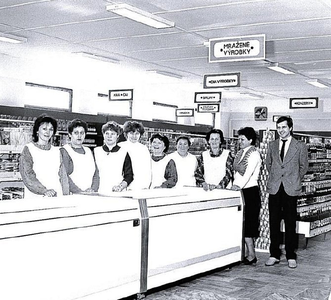 MEZI REGÁLY. Představení prodavaček při zahájení činnosti nákupního střediska Jednoty v Lašťanech v listopadu v roce 1987.