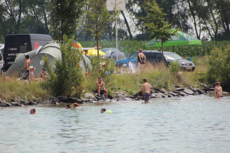 Teplé letní počasí lákalo v sobotu k vodě, stovky lidí tak například zamířily do pískovny u Nákla na Olomoucku.