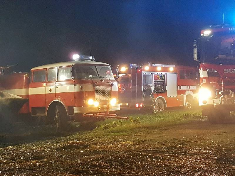 Požár sena v zemědělském objektu mezi Mladějovicemi a Hnojicemi, 17. 5. 2020