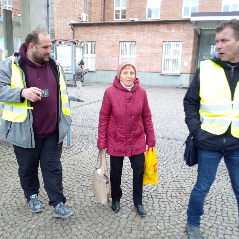 Cestujícím před olomouckým nádražím radí informátoři z olomouckého dopravního podniku. Uzavírka Masarykovy ulice změnila trasy a jízdní řády tramvají i autobusů. 2. března 2020.