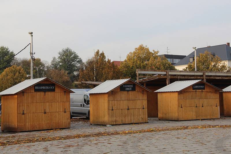 Stánky nabídnou návštěvníků vánočních trhů občerstvení a dárkové zboží.