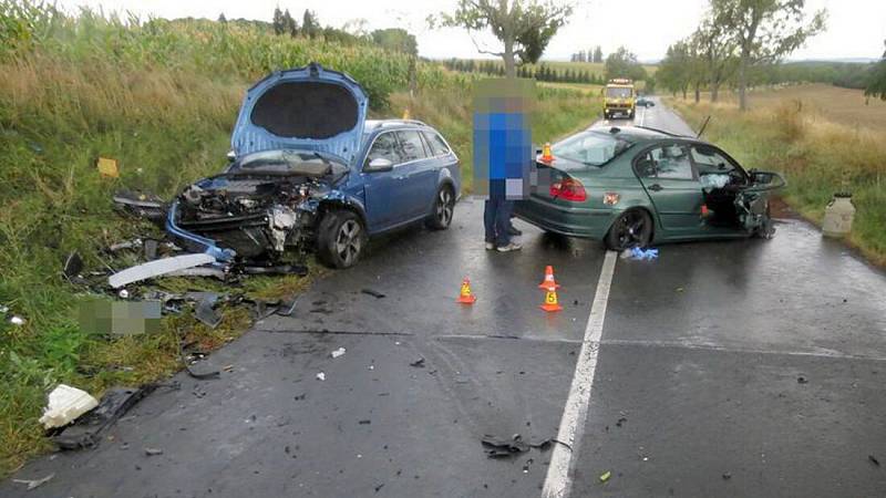 Srážka BMW s octavií u Šternberka, čtyři lidé zraněni 