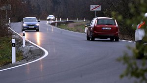 Na nově opravené silnici mezi Olomoucí a Chomoutovem chybí středová čára.