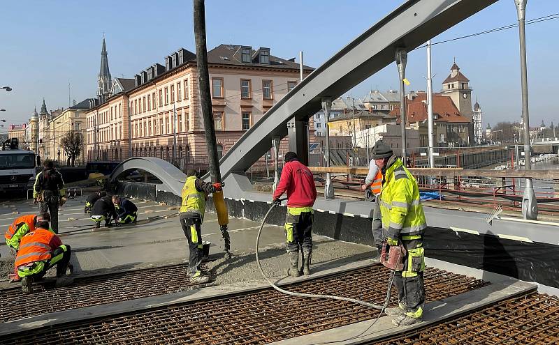 Betonování mostu v Masarykově třídě v Olomouci, 24. února 2021