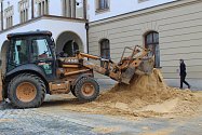 Bourání pískové sochy císařovny Marie Terezie na Horním náměstí v Olomouci, 25. února 2022
