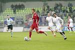 Olomoučtí fotbalisté (v červeném) v sedmém kole HET ligy vyhráli na hřišti Karviné 5:3. Jakub Plšek (u míče)