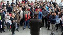 Protest studentů před Teoretickými ústavy lékařské fakulty v Olomouci. 15. března 2018