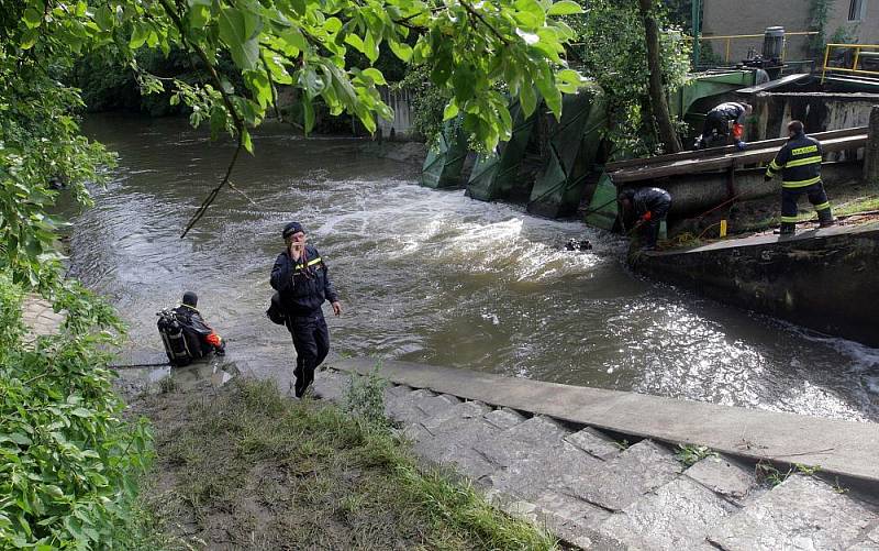 Pátrání po obětech neštěstí na vodáckém školním výletě po Mlýnském potoku v Olomouci