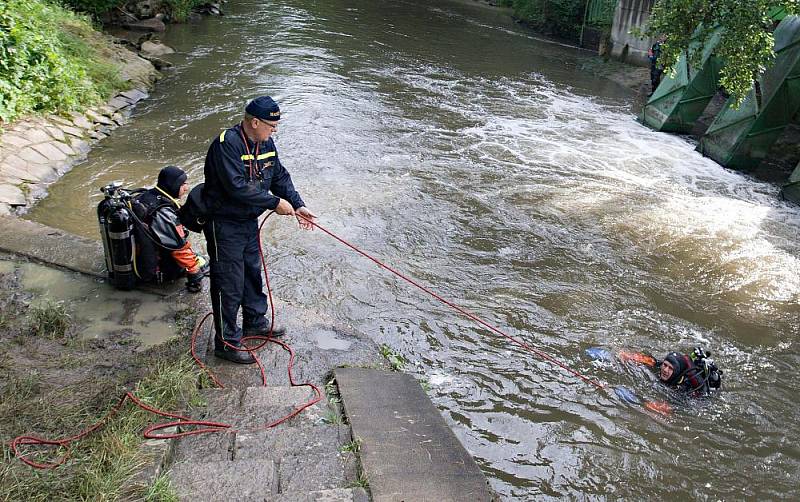 Pátrání po obětech neštěstí na vodáckém školním výletě po Mlýnském potoku v Olomouci