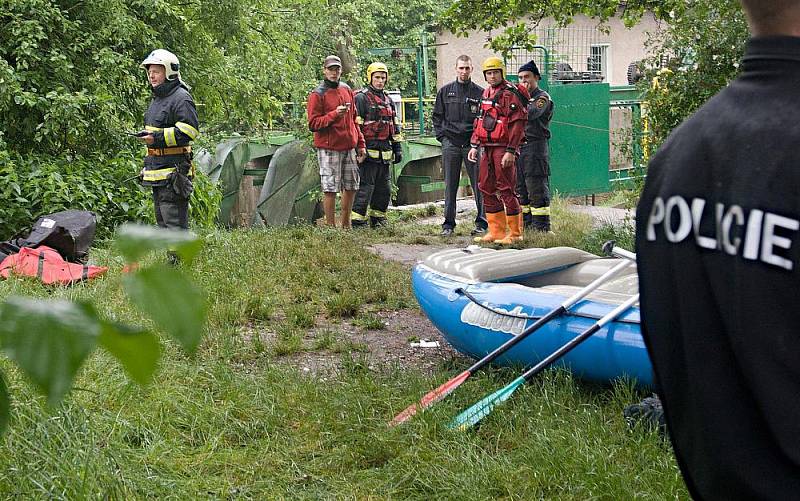 Pátrání po obětech neštěstí na vodáckém školním výletě po Mlýnském potoku v Olomouci