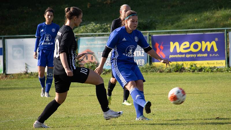 Fotbalistky Sigmy (v modrém) prohrály v Drahlově s Hradcem Králové 1:2.