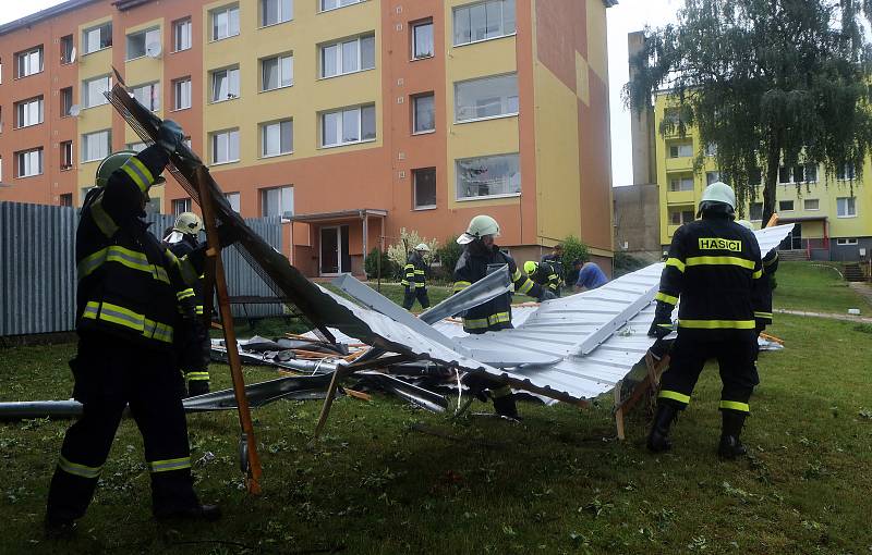 Bohuslavice - vichr strhl střechu paneláku a voda vyplavila  byty. Následky bouřky 1.7.2019