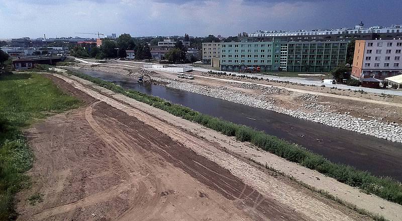 Stavba protipovodňových opatření na řece Moravě v centru Olomouce. 19. července 2019