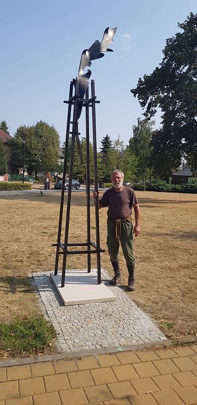 Pomník  holickým rodákům, kteří za 2. světové války bojovali za svou vlast v zahraničí