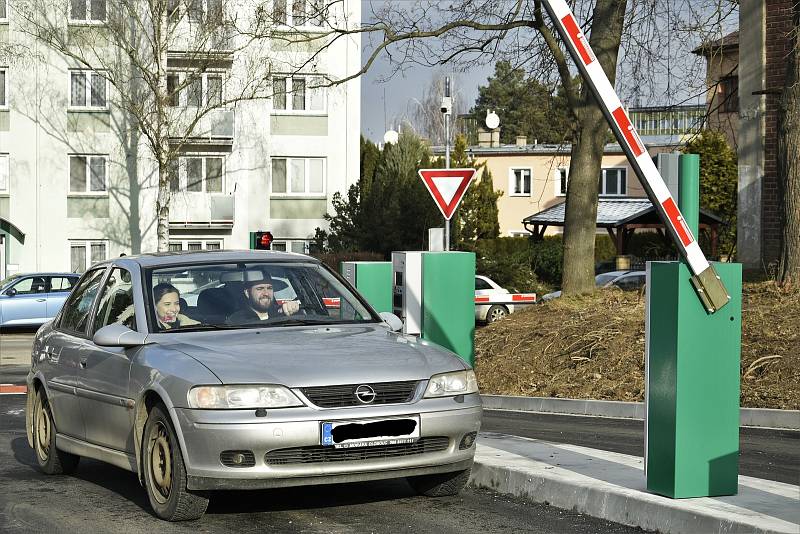 Nový vjezd a výjezd areálu Fakultní nemocnice Olomouc v Hněvotínské ulici, 26. 1. 2020