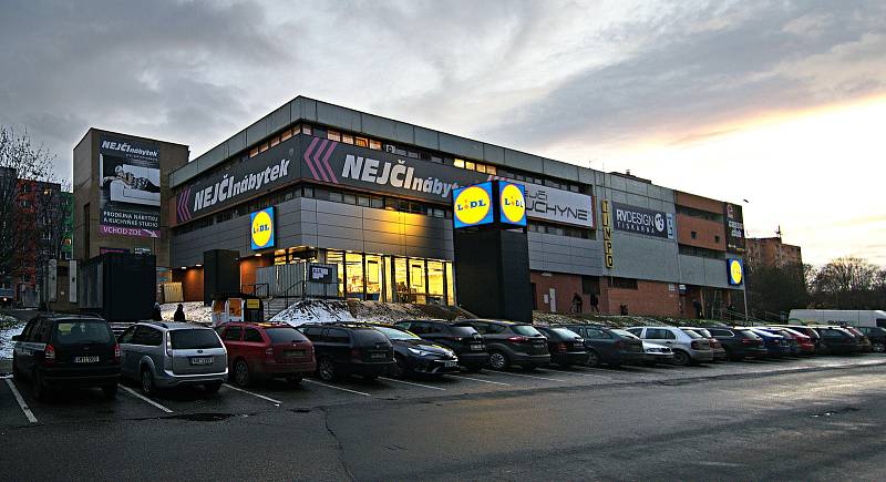 Obchodní dům TIMPO a nová prodejna Lidl na třídě Svornosti v Olomouci. 13. ledna 2021