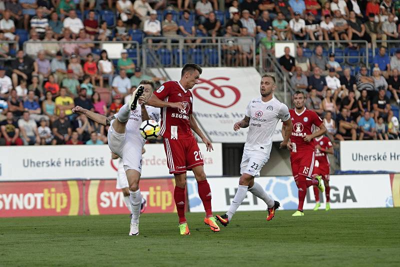 Olomoučtí fotbalisté (v červeném) remizovali se Slováckem 0:0Šimon Falta (v červeném, č. 20)