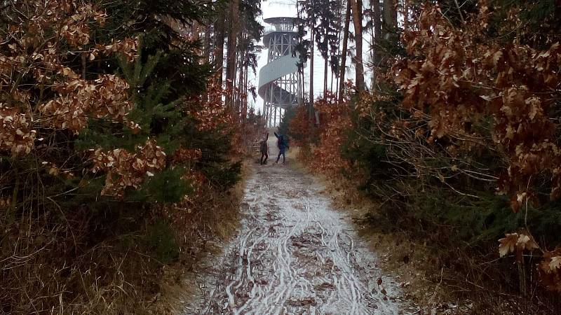 Na Velký Kosíř dnes i přes mrazivé a větrné počasí vyrazily desítky lidí. Na to, že rozhledna je z havarijních důvodů měsíce uzavřena, neupozorňuje pěší na turistických stezkách žádná cedule. (tau)