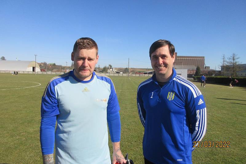 Fotbalisté Kovalovic (v modrém)