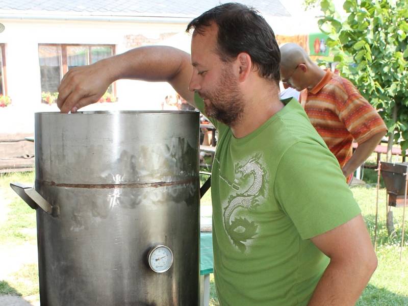 Vlastní pivo ve skanzenu v sobotu odpoledne vařil Petr Melichárek z Horky nad Moravou