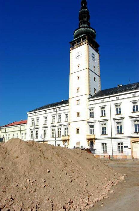 Na část někdejšího mostu přes Nečíz, jedno z šesti ramen řeky Moravy, přišli archeologové při svém nedávném průzkumu náměstí Přemysla Otakara v Litovli