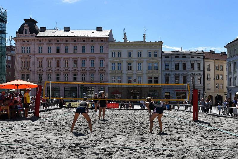 Beach-volejbalová show olomouckých a šternberských volejbalistek na olomouckém Horním náměstí