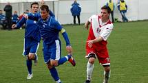 Fotbalisté Litovle (v modrém) remizovali v zápase 20. kola krajského přeboru v Hněvotíně 1:1.