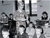 Paní učitelka s dětmi v ZŠ Hraničné Petrovice