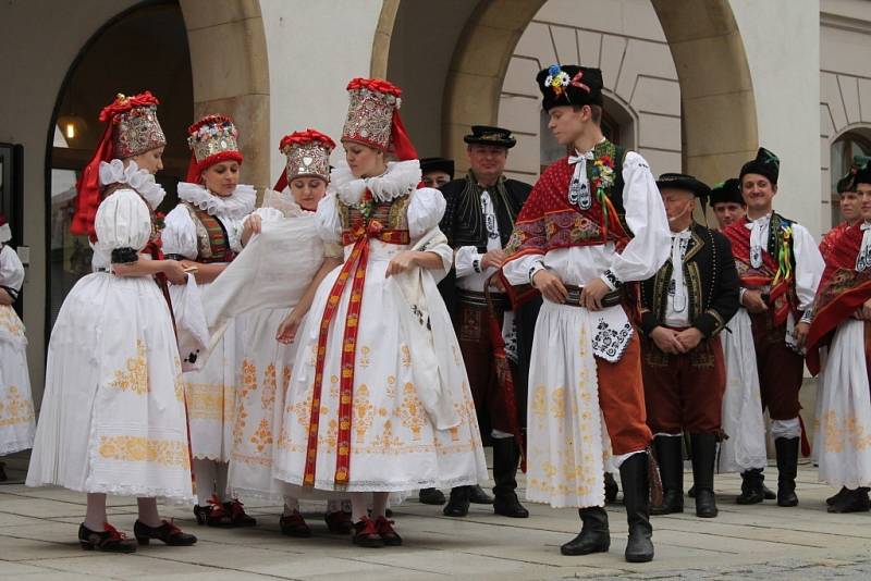 Hanácká svatba na Horním náměstí v Olomouci v podání členů folklorních souborů Klas z Kralic na Hané, Hané a Mladé Hané z Velké Bystřice a také z Hanáckého mužského sboru Rovina.