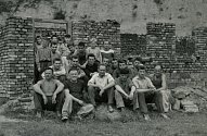 PRACANTI. Brigádníci a členové TJ Sokol Samotišky v roce 1961 postavili svépomocí šatny a sociální zařízení pro hřiště odbíjené.