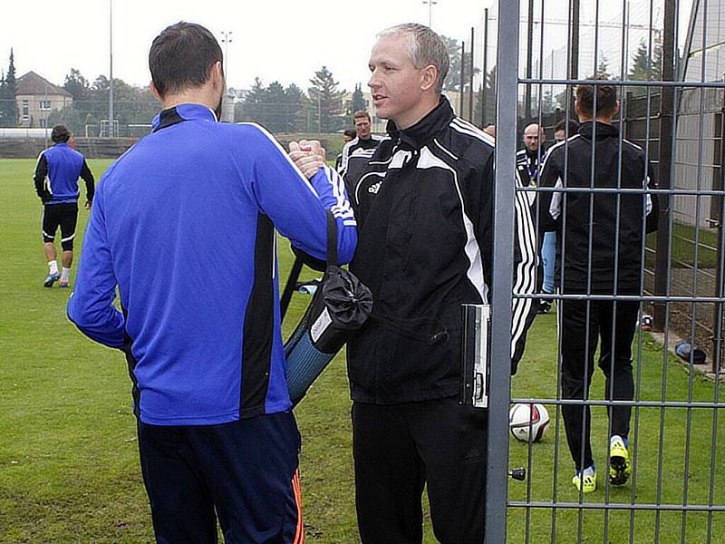 Nový kouč Sigmy Václav Jílek vítá své svěřence na prvním trénínku