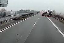 Rozkmitaný přívěs způsobil havárii na D35 u Olomouce, 19.12.2023