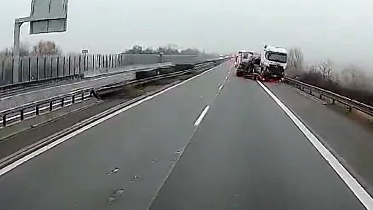 Rozkmitaný přívěs způsobil havárii na D35 u Olomouce, 19.12.2023