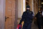 Protikorupční policie zasahuje v bytě Ivana Langera v centru Olomouce