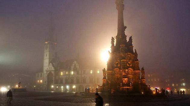 Mlhou zahalené Horní náměstí v Olomouci